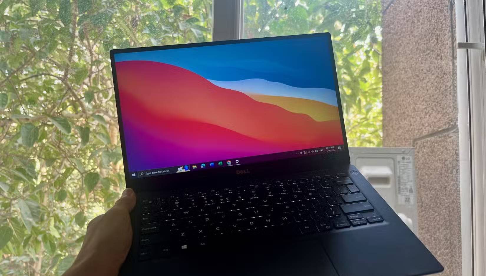 Máy tính Dell XPS 13 chạy Windows 10