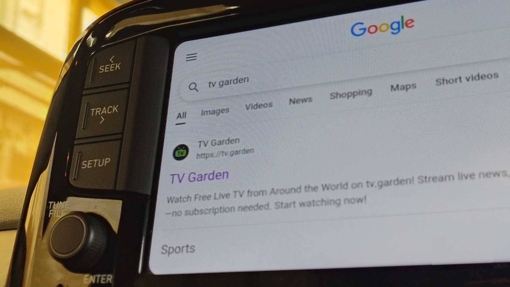TV Garden trong AA Browser trên Android Auto.
