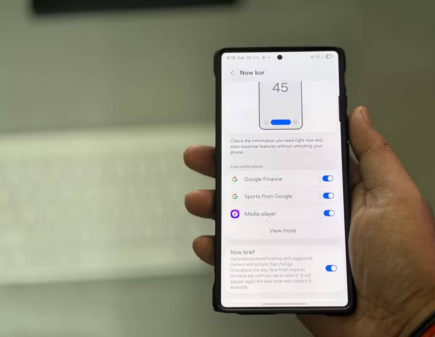 Điện thoại Samsung hiển thị các tùy chọn thông báo trực tiếp trong cài đặt Now Bar