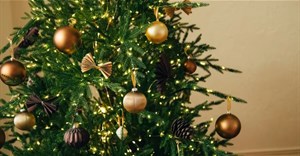 Có nên để đèn trang trí cây thông Noel sáng suốt đêm?