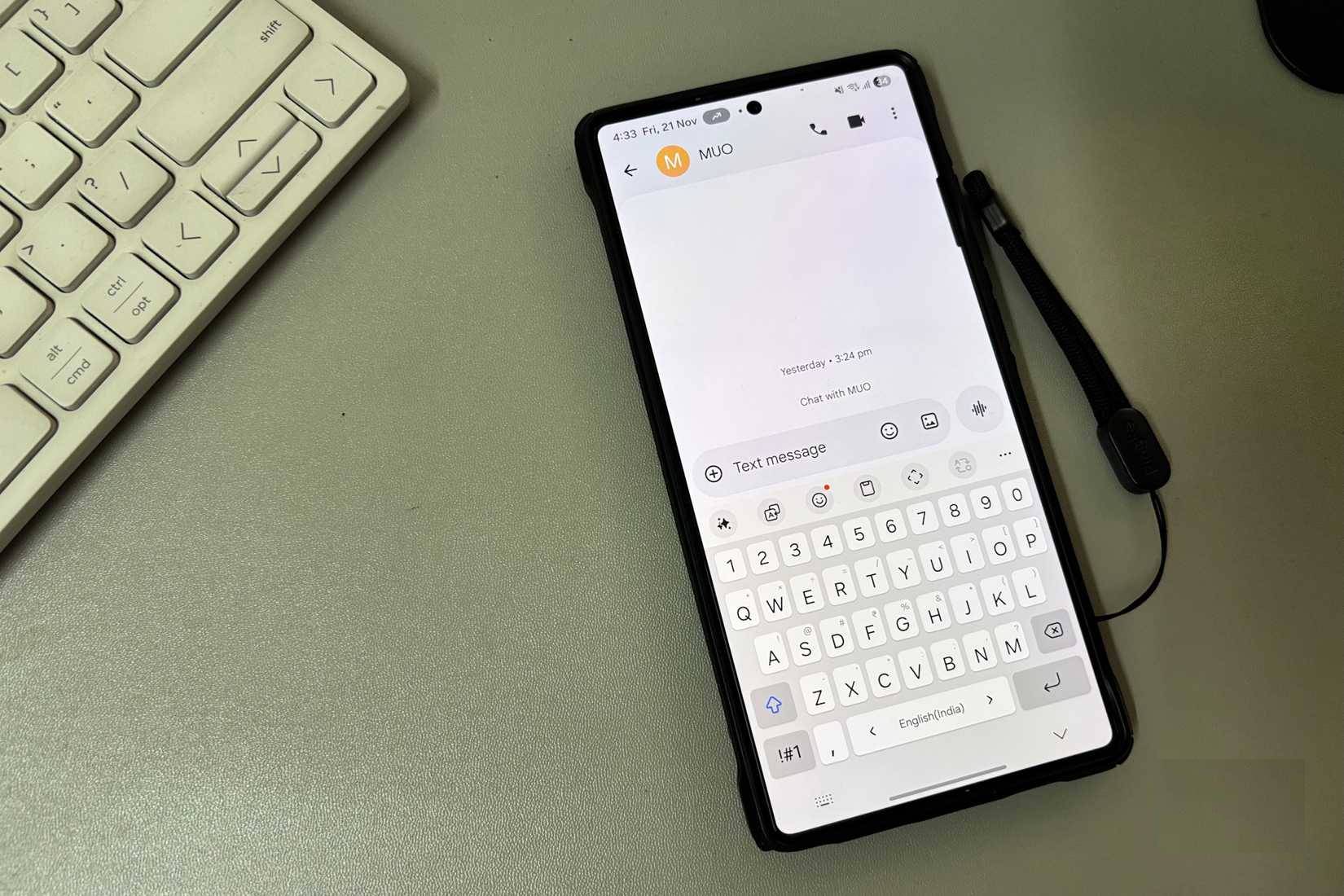 Điện thoại hiển thị Samsung Keyboard trong Google Messages