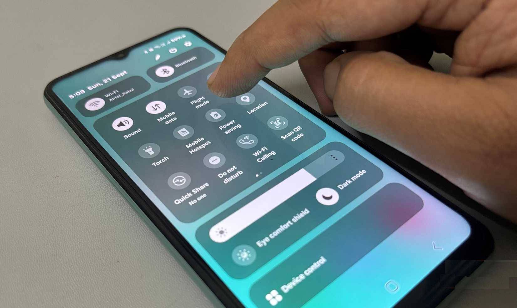 Điều chỉnh trong bảng cài đặt nhanh trên màn hình điện thoại Samsung