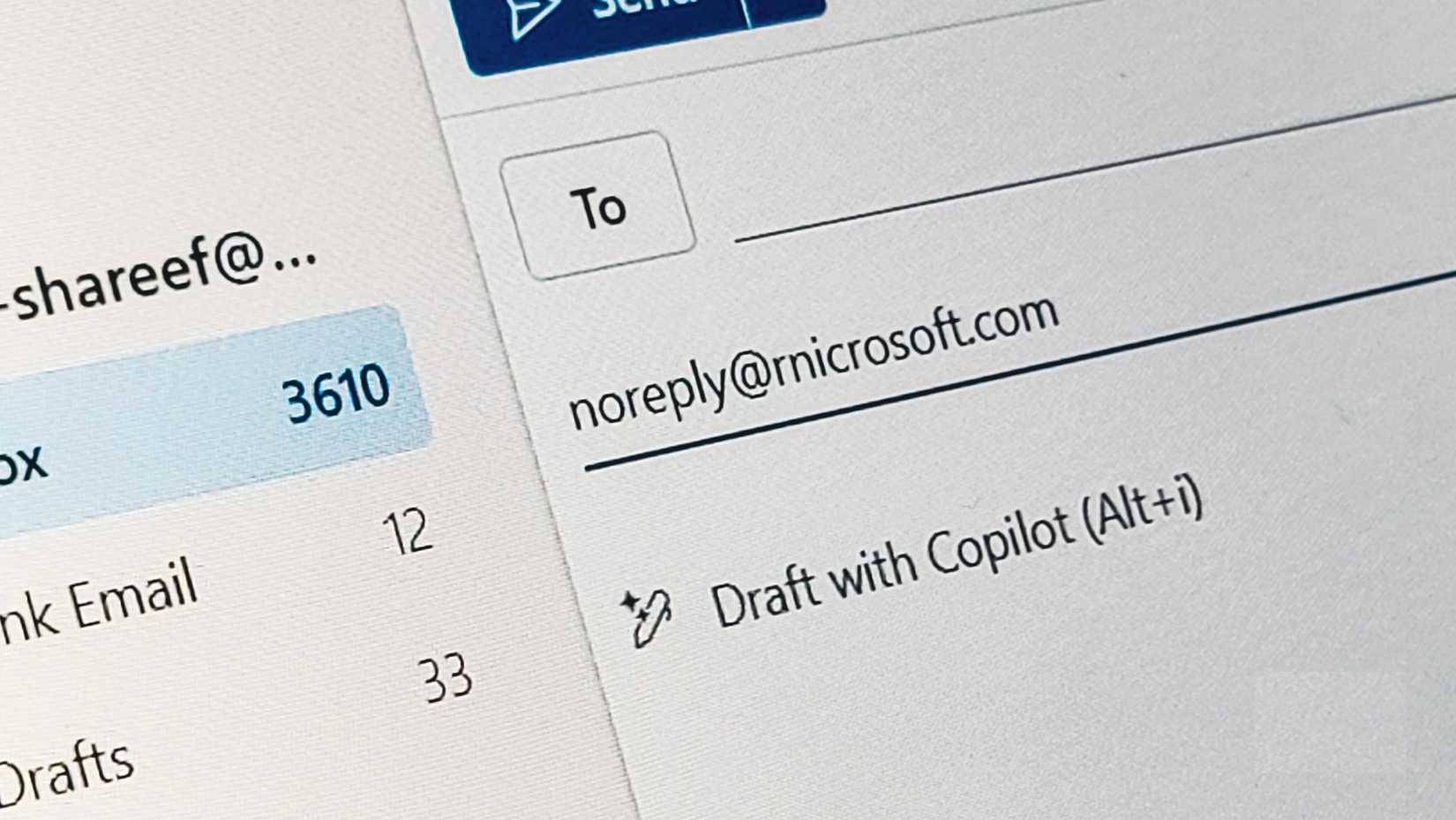 Trường chủ đề Outlook với URL Microsoft giả mạo