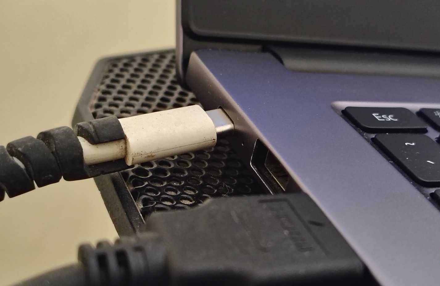 Bộ sạc laptop không được kết nối đúng cách