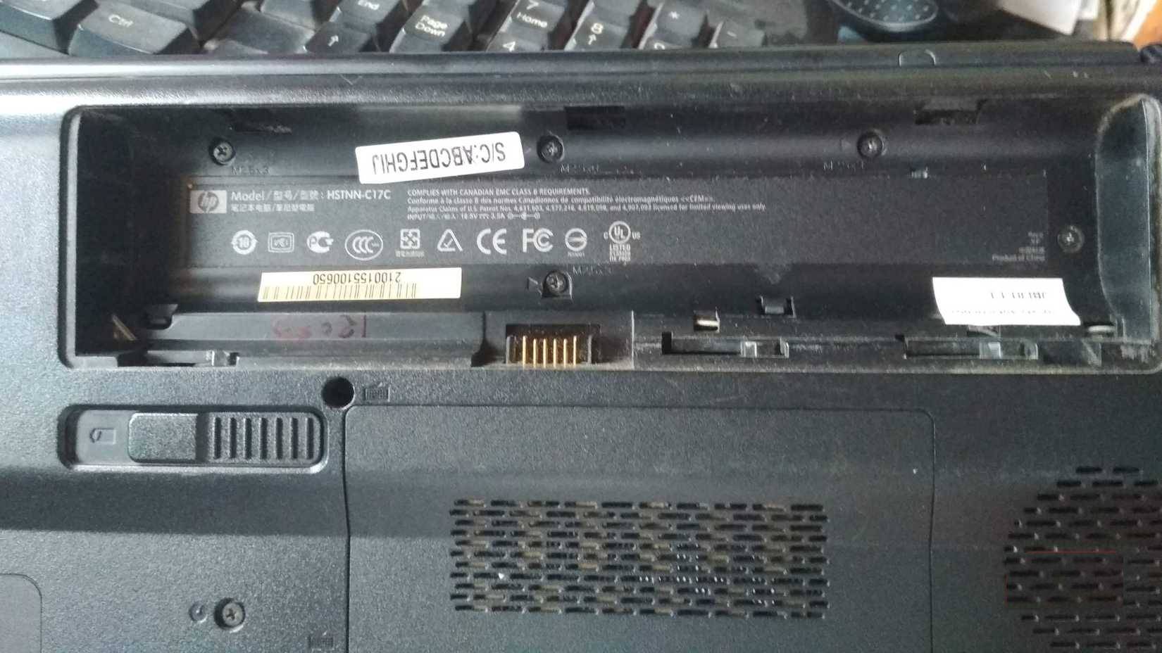 Khe cắm rời khi đã tháo pin