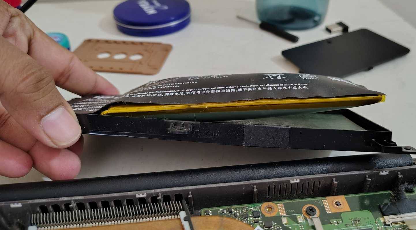 Pin bên trong của laptop bị phồng