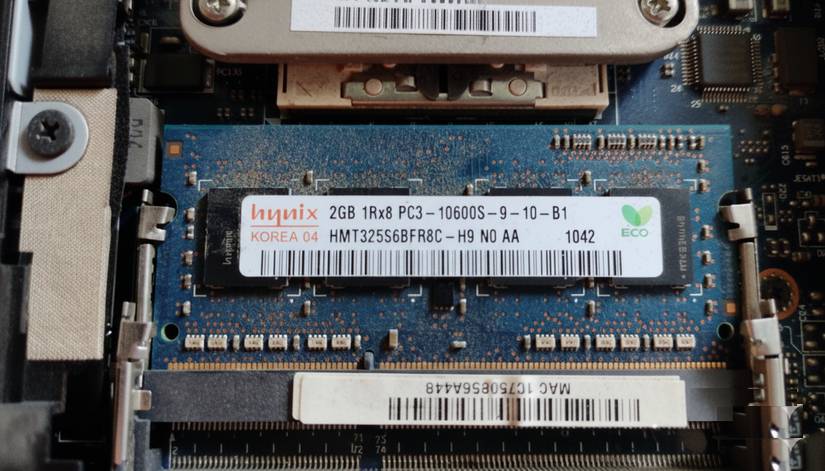 Các khe cắm RAM của laptop với một trong hai RAM được lắp