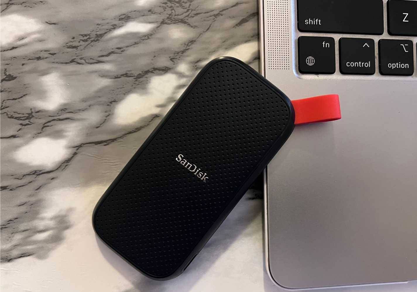 Ổ SSD SanDisk đặt cạnh MacBook