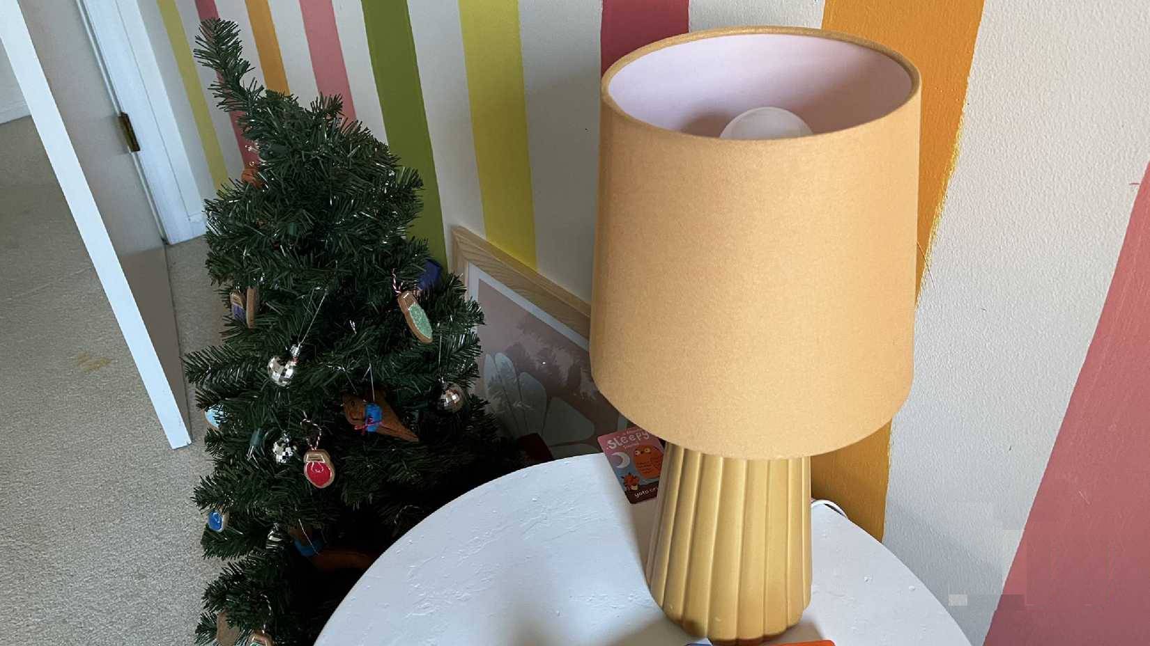 Một bóng đèn thông minh WiZ trong đèn phòng ngủ