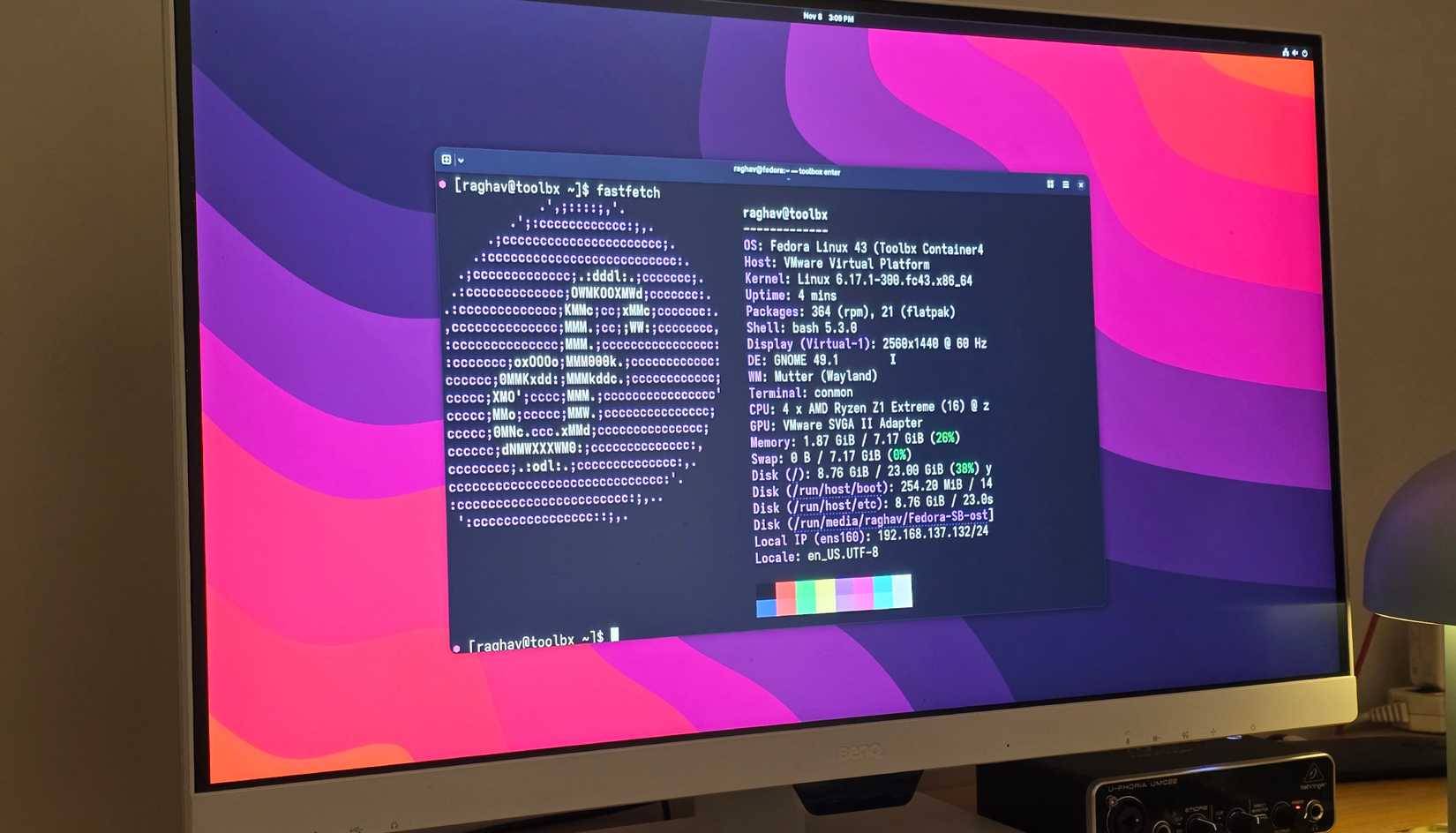 Fedora Silverblue chạy trên máy tính có Fastfetch đang mở trong terminal