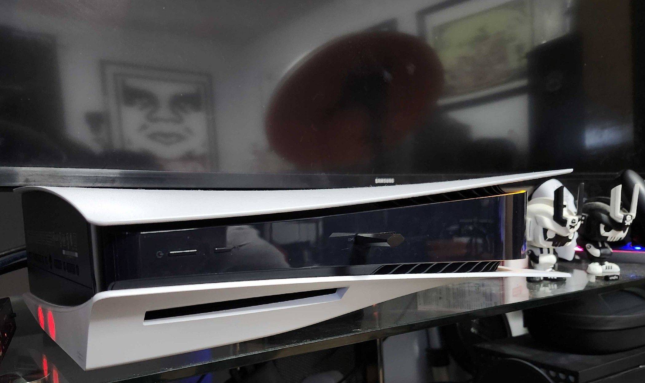 PlayStation 5 nằm bên dưới Smart TV 