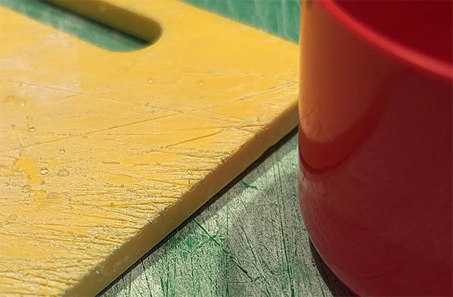 Thớt nhựa là nguồn phát sinh vi nhựa.