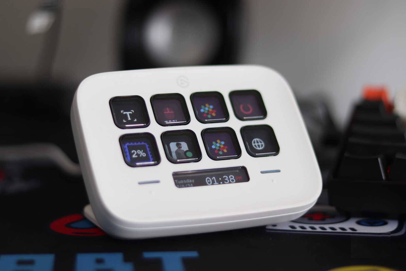 Stream Deck Neo màu trắng trên bàn di chuột màu đen