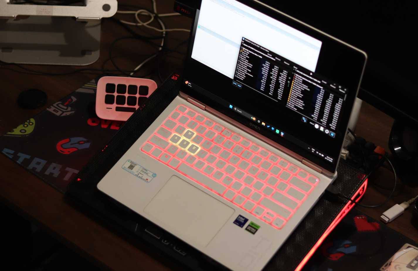 Laptop chơi game Omen trên đế tản nhiệt