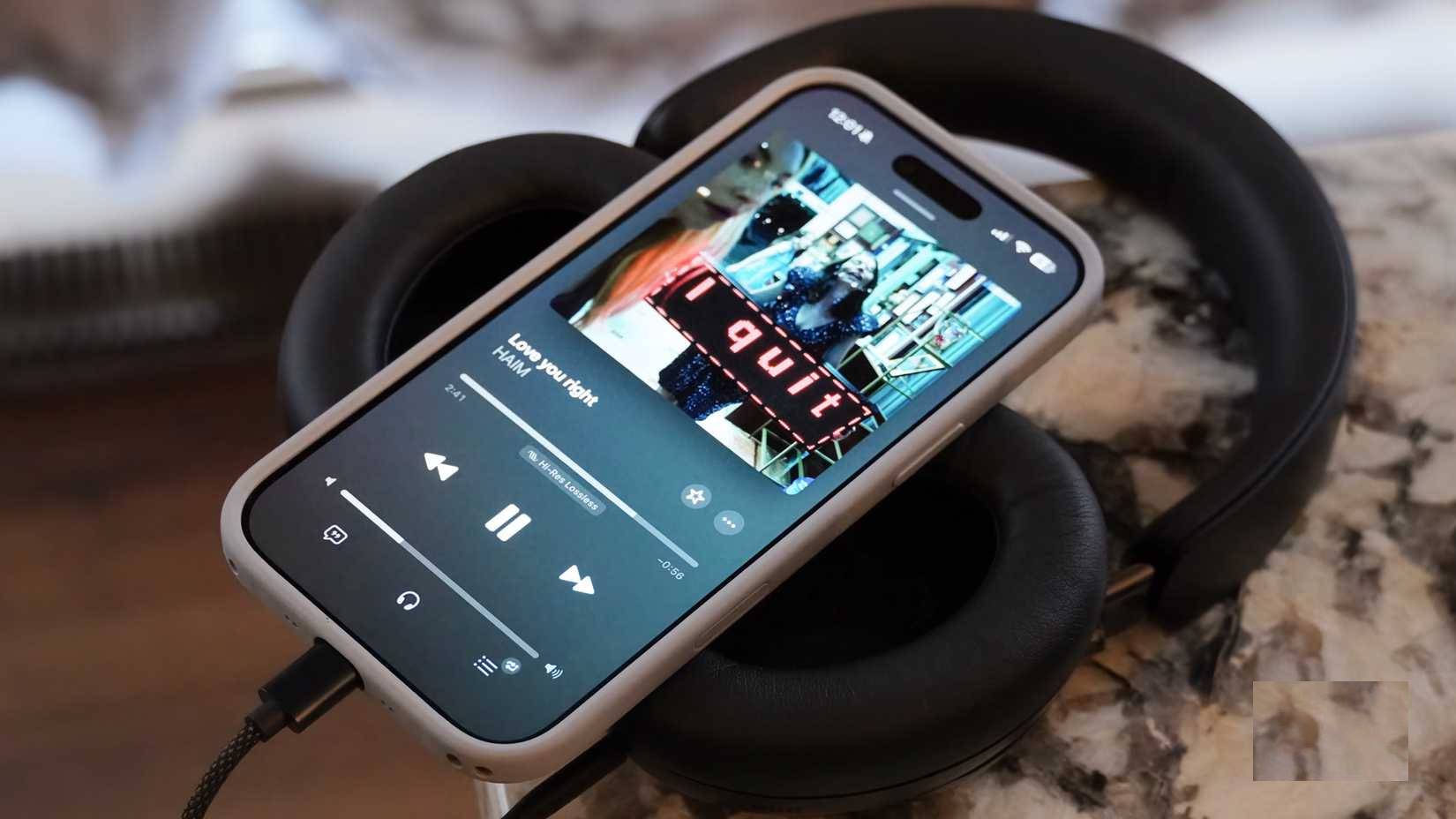 Tai nghe Bose QuietComfort Ultra Gen 2 phát nhạc từ iPhone