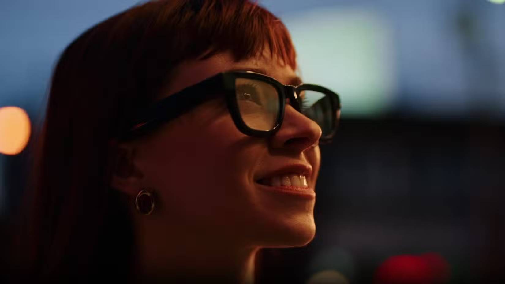 Một người phụ nữ đeo kính AI có màn hình của Google