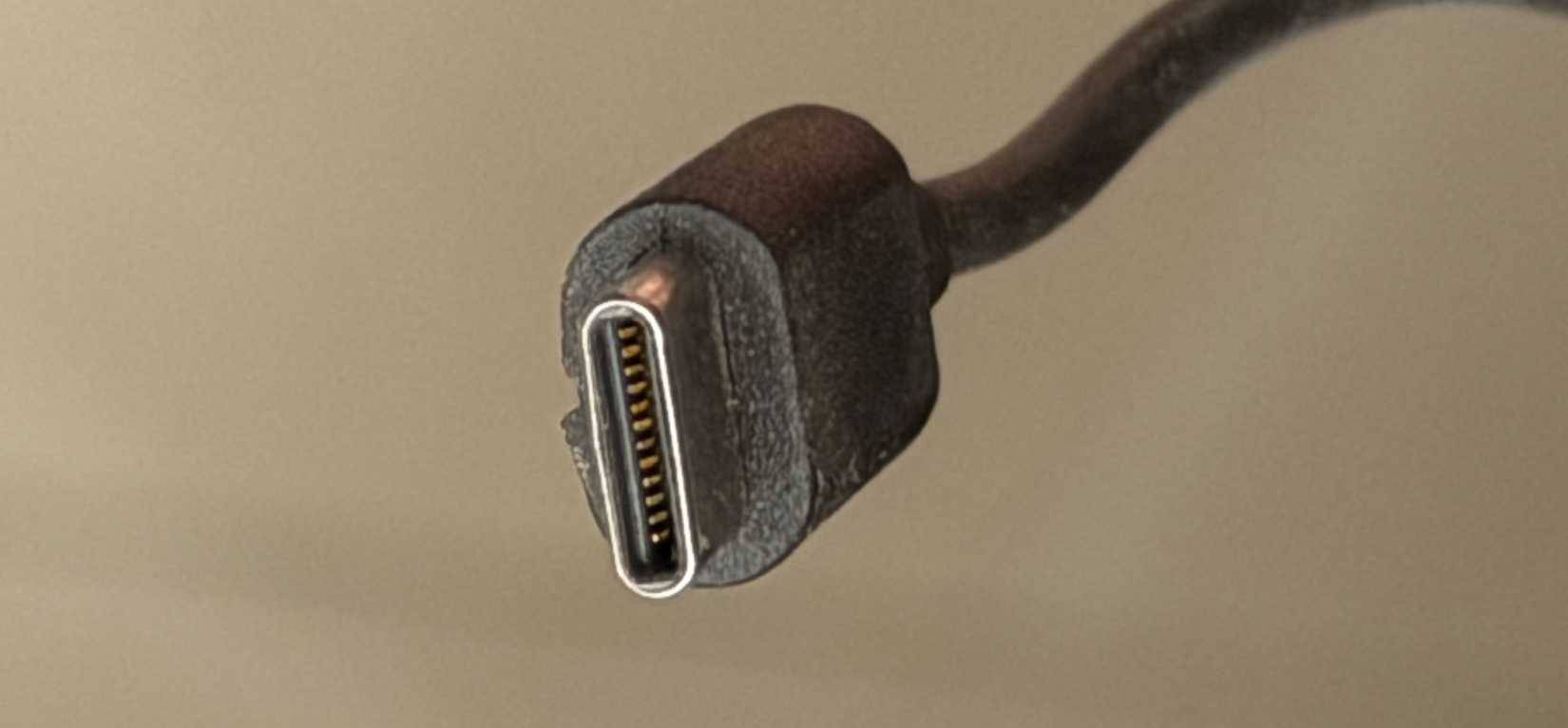 Cận cảnh đầu cắm USB C trên cáp
