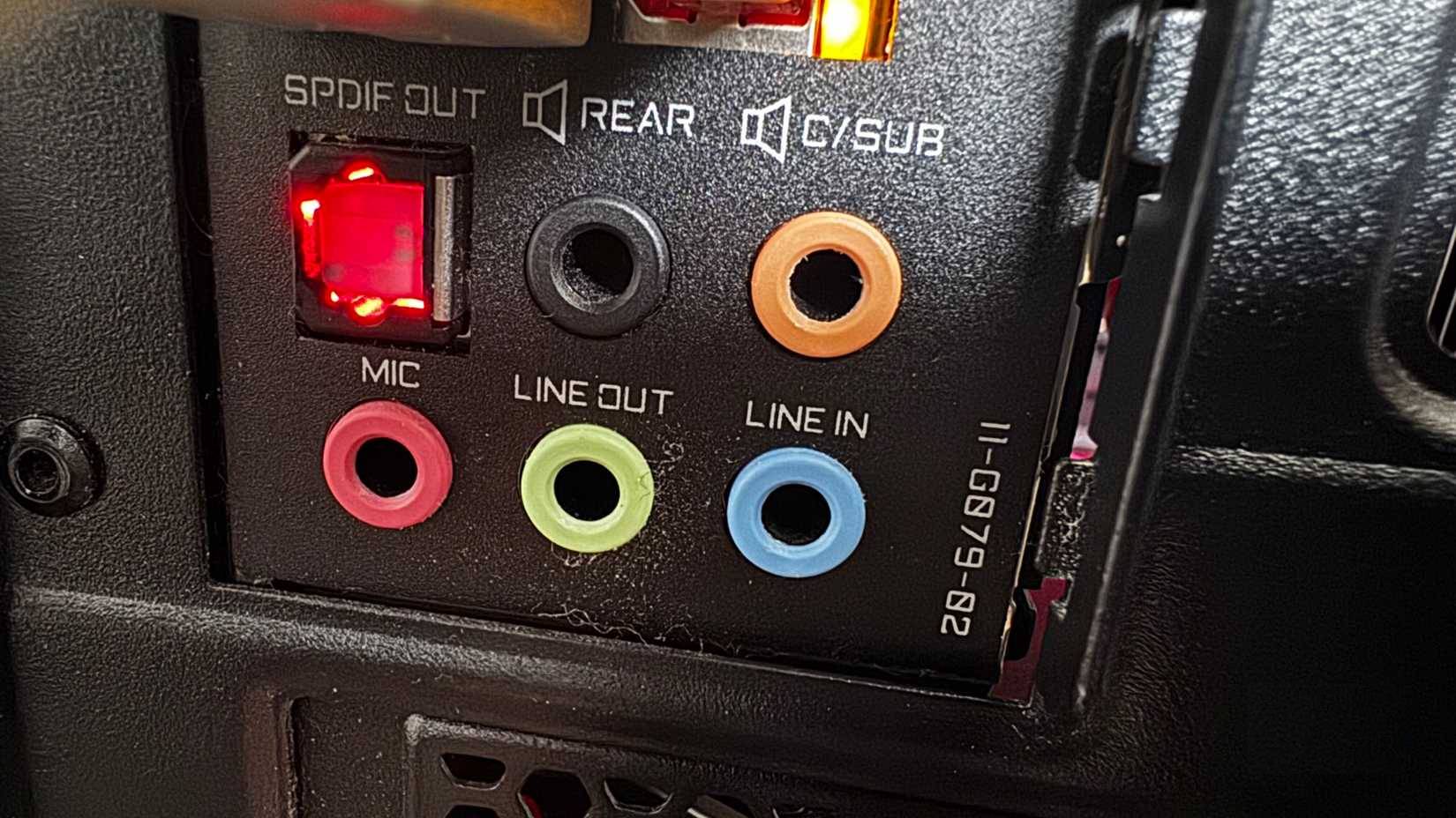 Các giắc cắm âm thanh analog trên PC