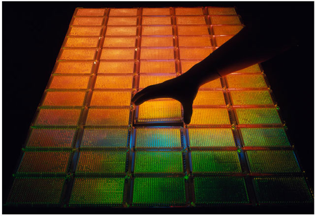 60 khay này chứa toàn bộ bộ gen người dưới dạng 23.040 đoạn DNA được nhân bản khác nhau tại Trung tâm Sanger ở Cambridge, Anh. Mục tiêu của dự án bộ gen người là tìm ra trình tự bazơ của tất cả các gen trong DNA người.