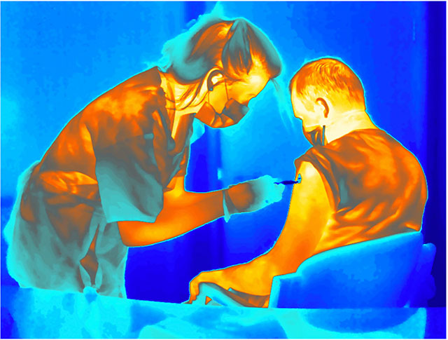 Hình ảnh hồng ngoại năm 2020 cho thấy một nhân viên y tế đang tiêm cho bệnh nhân vắc-xin thử nghiệm COVID-19 được bảo quản lạnh.