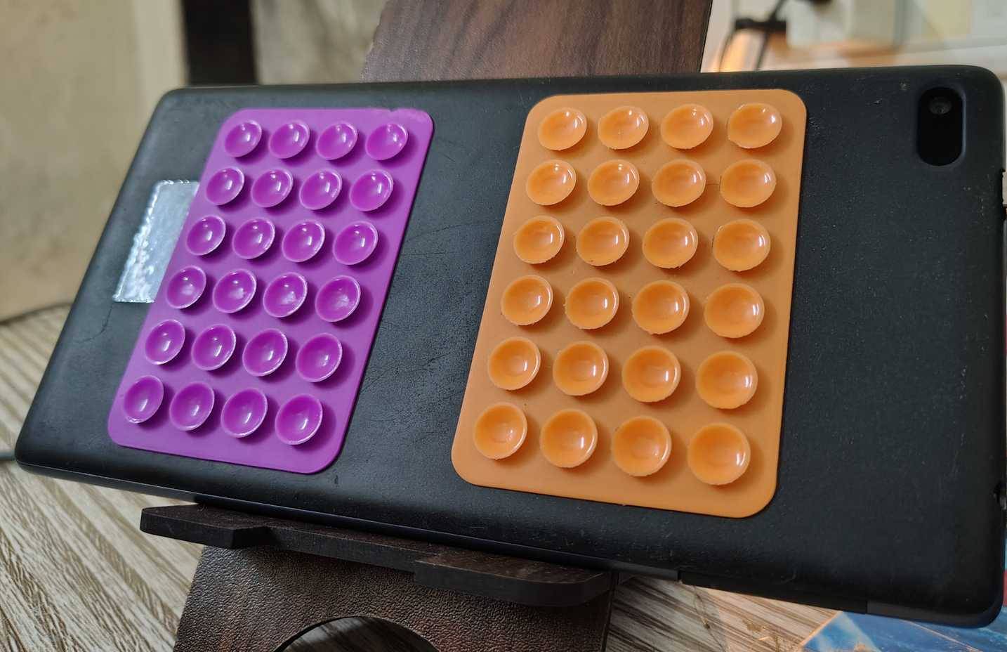 Miếng dán có giác hút phía sau máy tính bảng Android