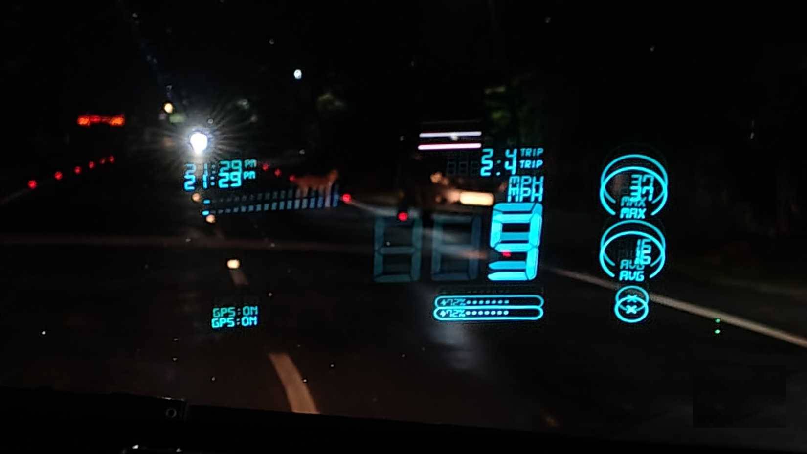 Ứng dụng HUD Speedometer hiển thị tốc độ của xe ở chế độ HUD trên kính chắn gió