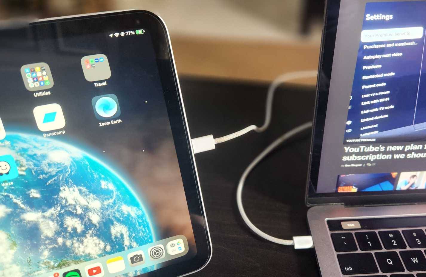 iPad và Mac với kết nối có dây.