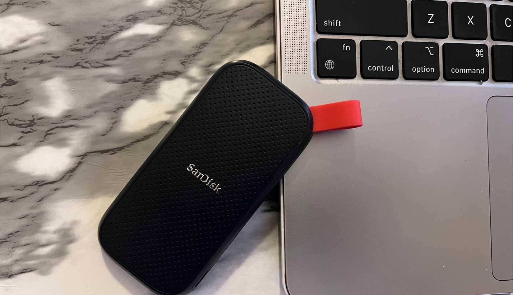 Ổ SSD SanDisk đặt cạnh MacBook