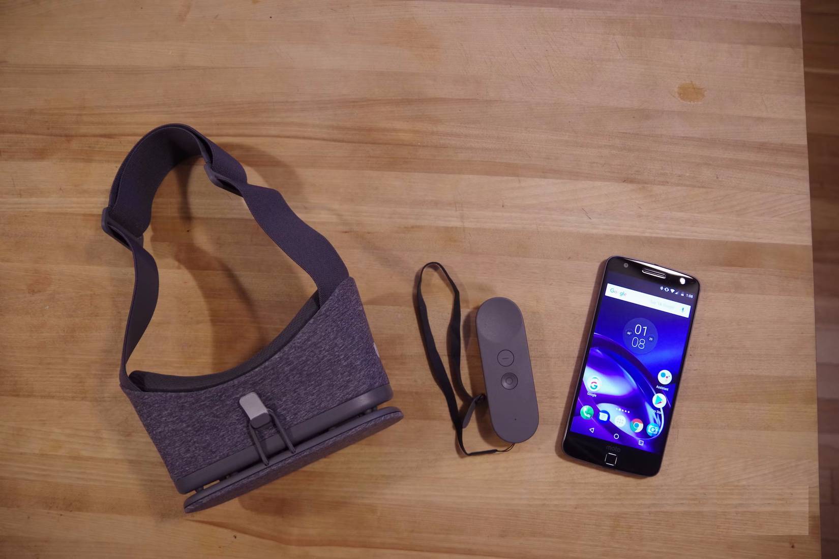 Headset thực tế ảo Google Daydream màu xám với bộ điều khiển và điện thoại thông minh