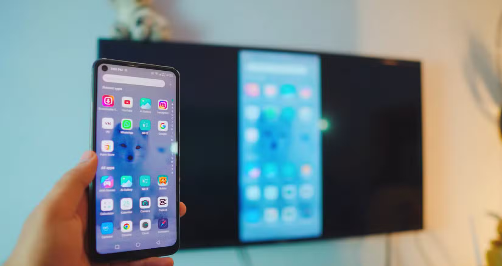 Màn hình điện thoại được chiếu lên TV thông minh