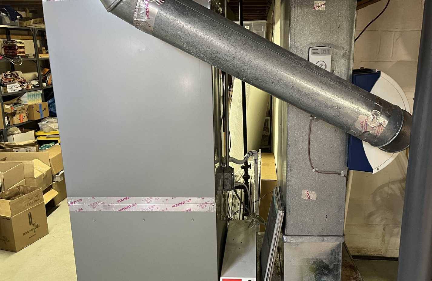 Máy sưởi và máy tạo độ ẩm trong tầng hầm của ngôi nhà