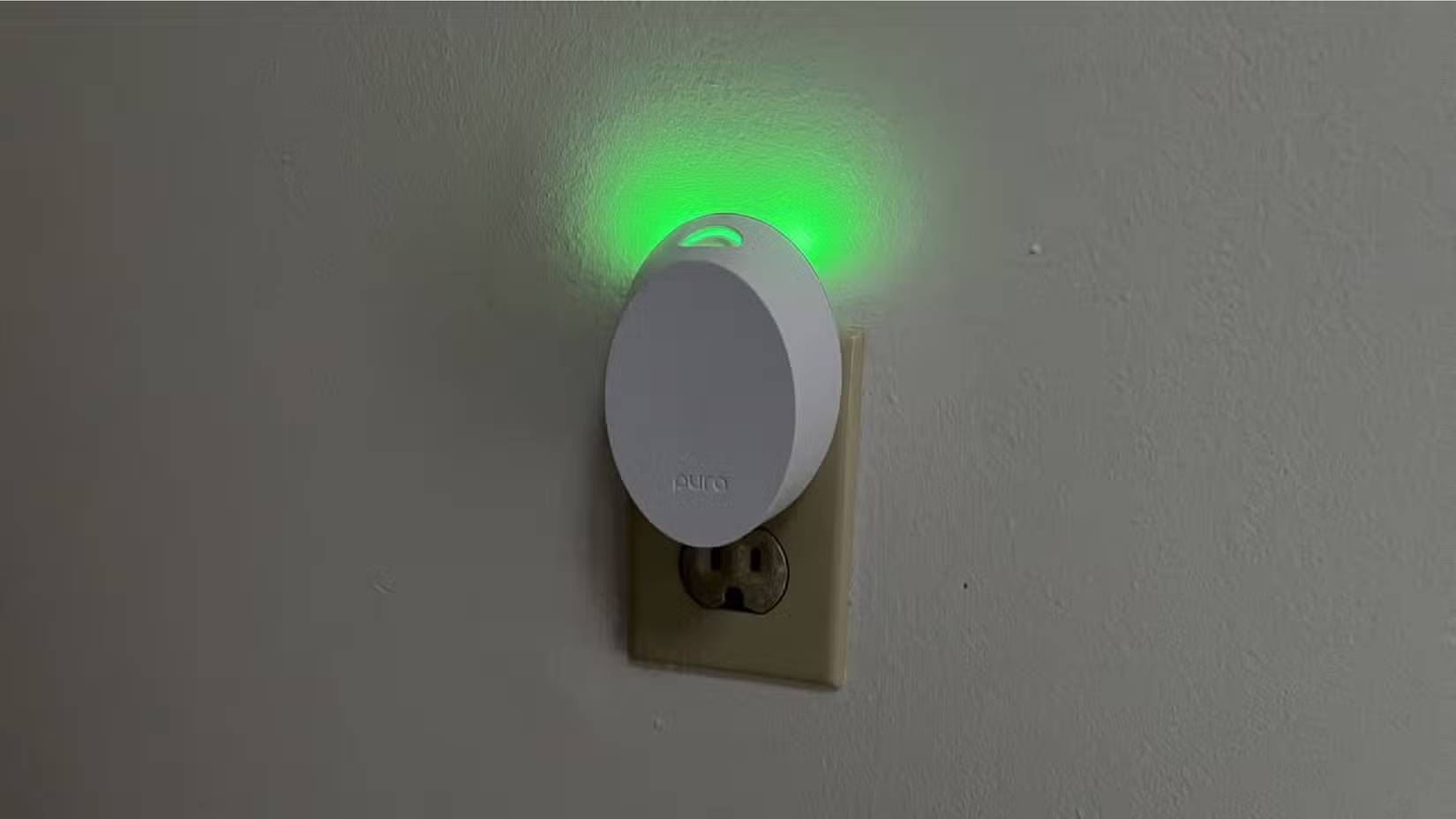 Máy khuếch tán Pura được cắm vào ổ điện