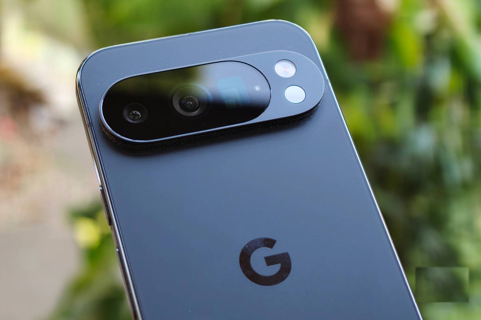 Mặt sau của Google Pixel 10 Pro, cảm biến nhiệt độ nằm cạnh camera