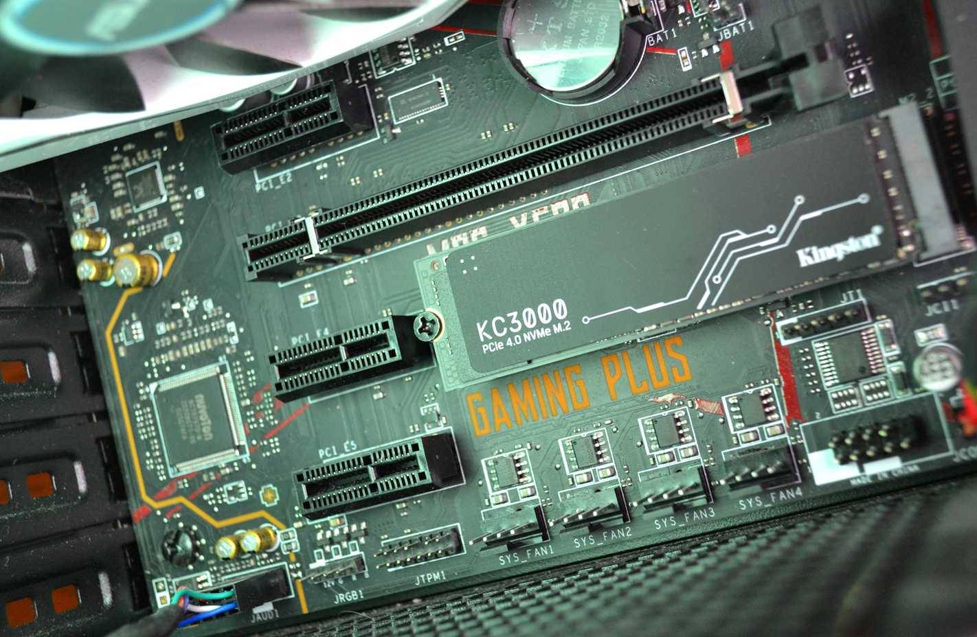 Kingston KC3000 trên bo mạch chủ