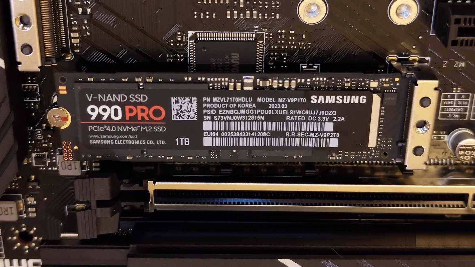 Ổ SSD Samsung 990 Pro NVMe đã được lắp đặt
