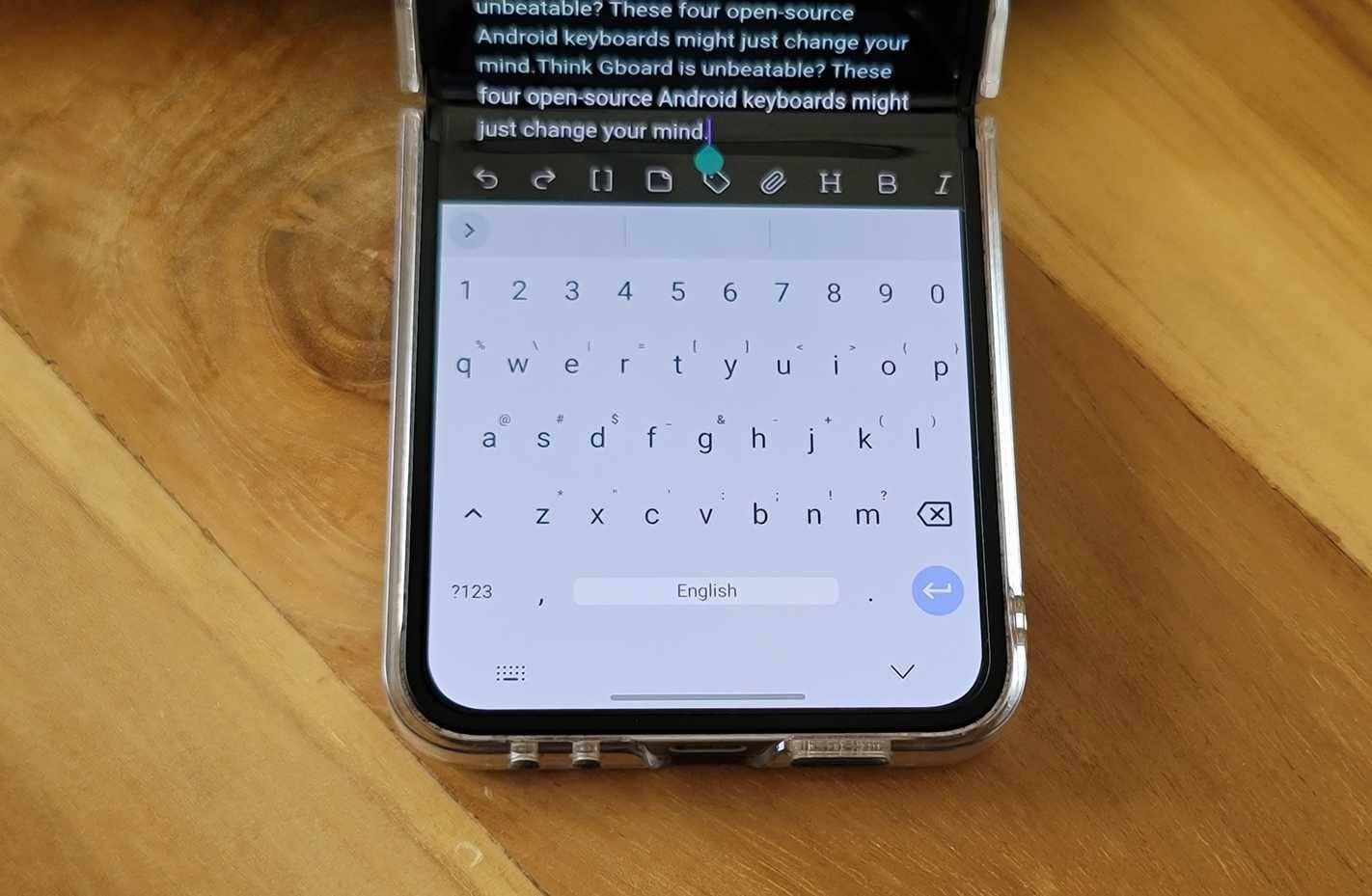 HeliBoard mở trên Samsung Galaxy Z Flip 6