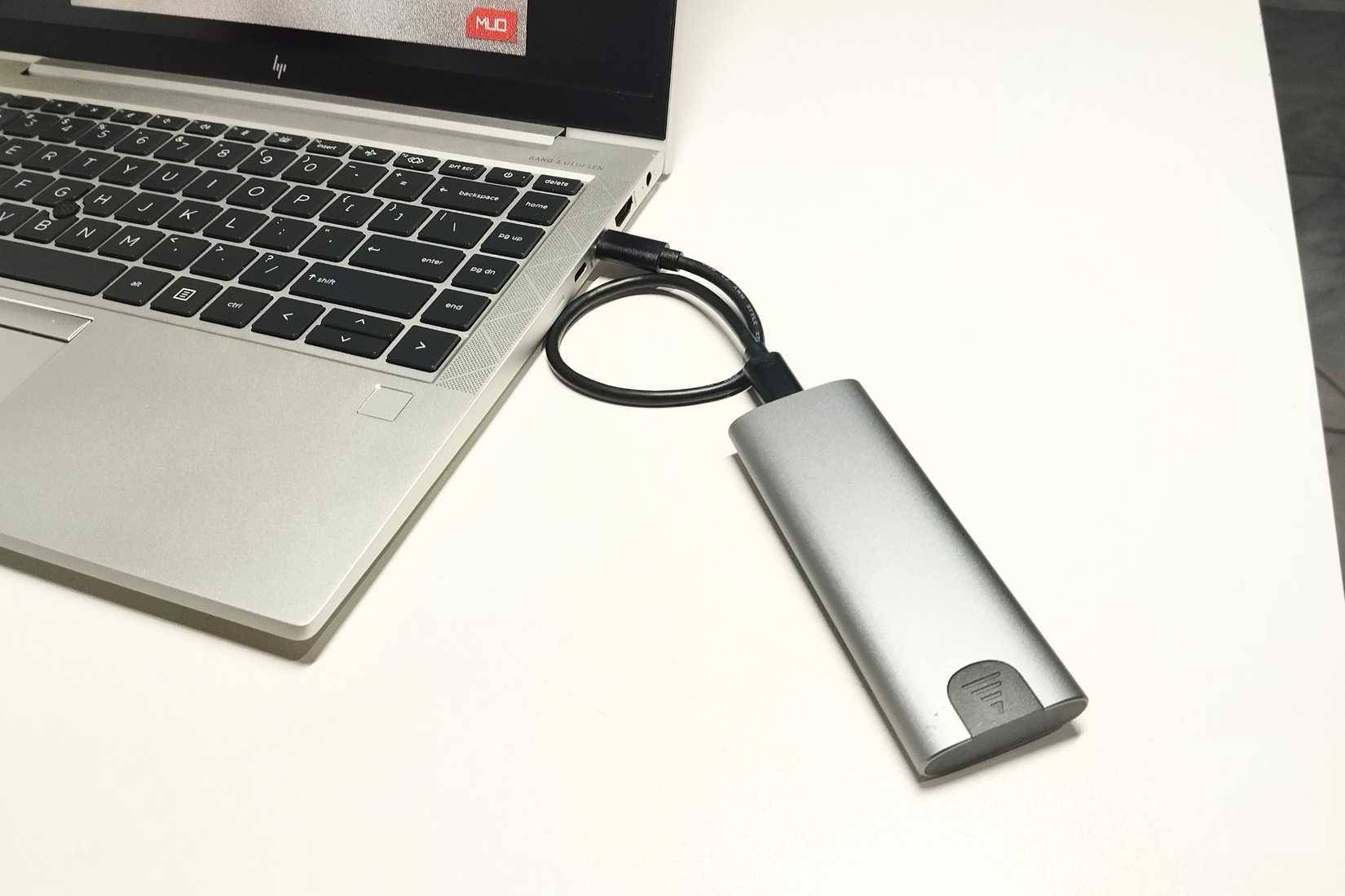 Hộp đựng SSD NVMe được kết nối với laptop qua Thunderbolt