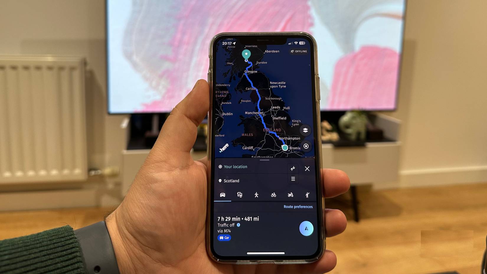 iPhone với ứng dụng Here WeGo trên màn hình