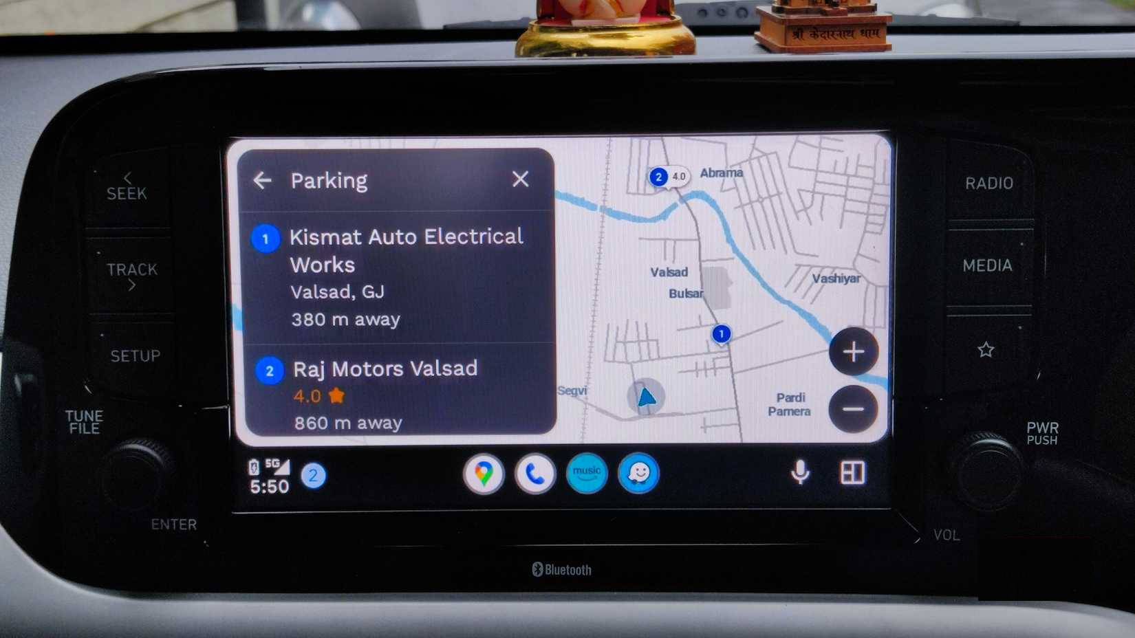 Các bãi đậu xe ở gần được hiển thị trên bản đồ Waze