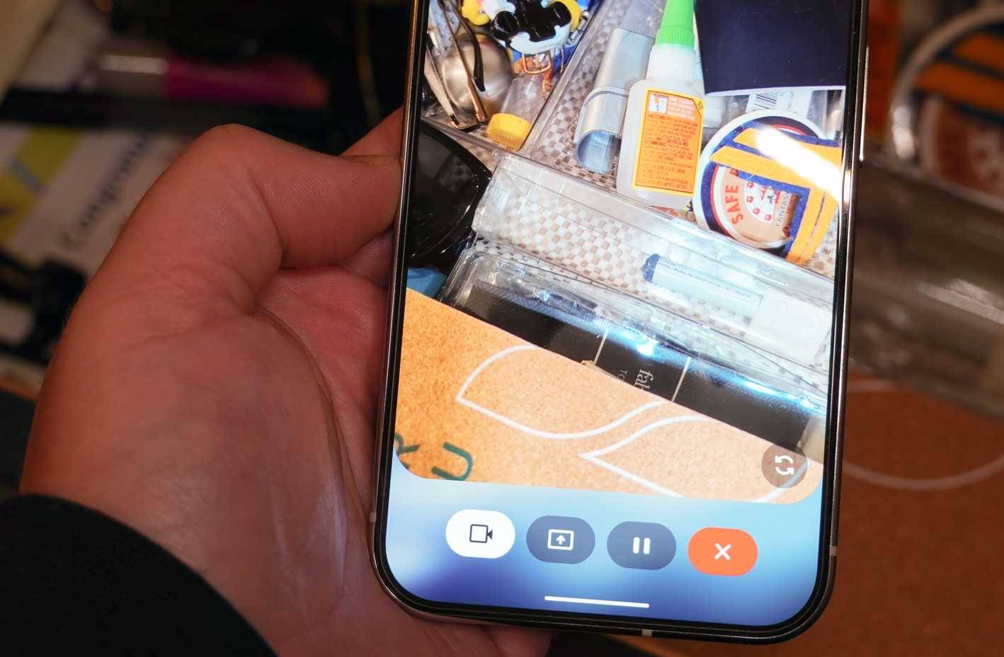 Gemini Live đưa ra lời khuyên về cách sắp xếp một ngăn kéo chứa đồ linh tinh bừa bộn