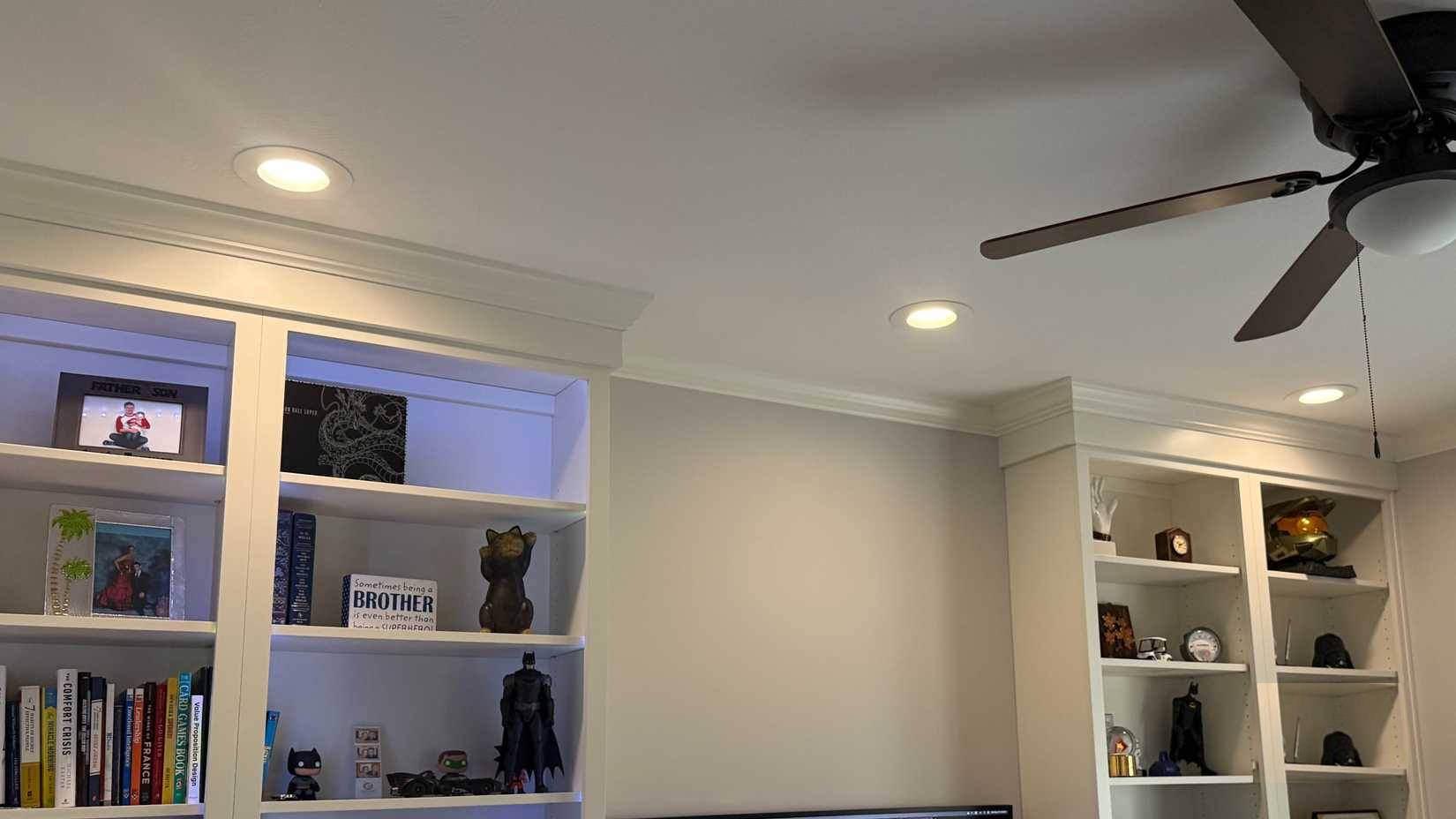 Đèn được điều chỉnh độ sáng bằng công tắc thông minh trong văn phòng