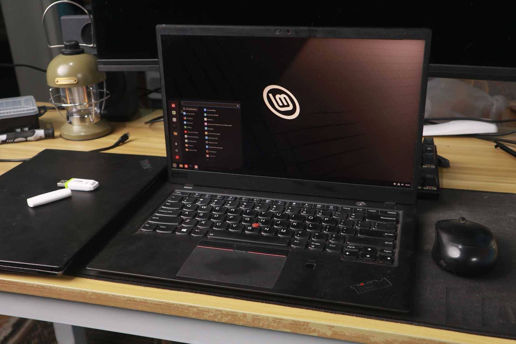 Desktop Linux Mint trên laptop ThinkPad