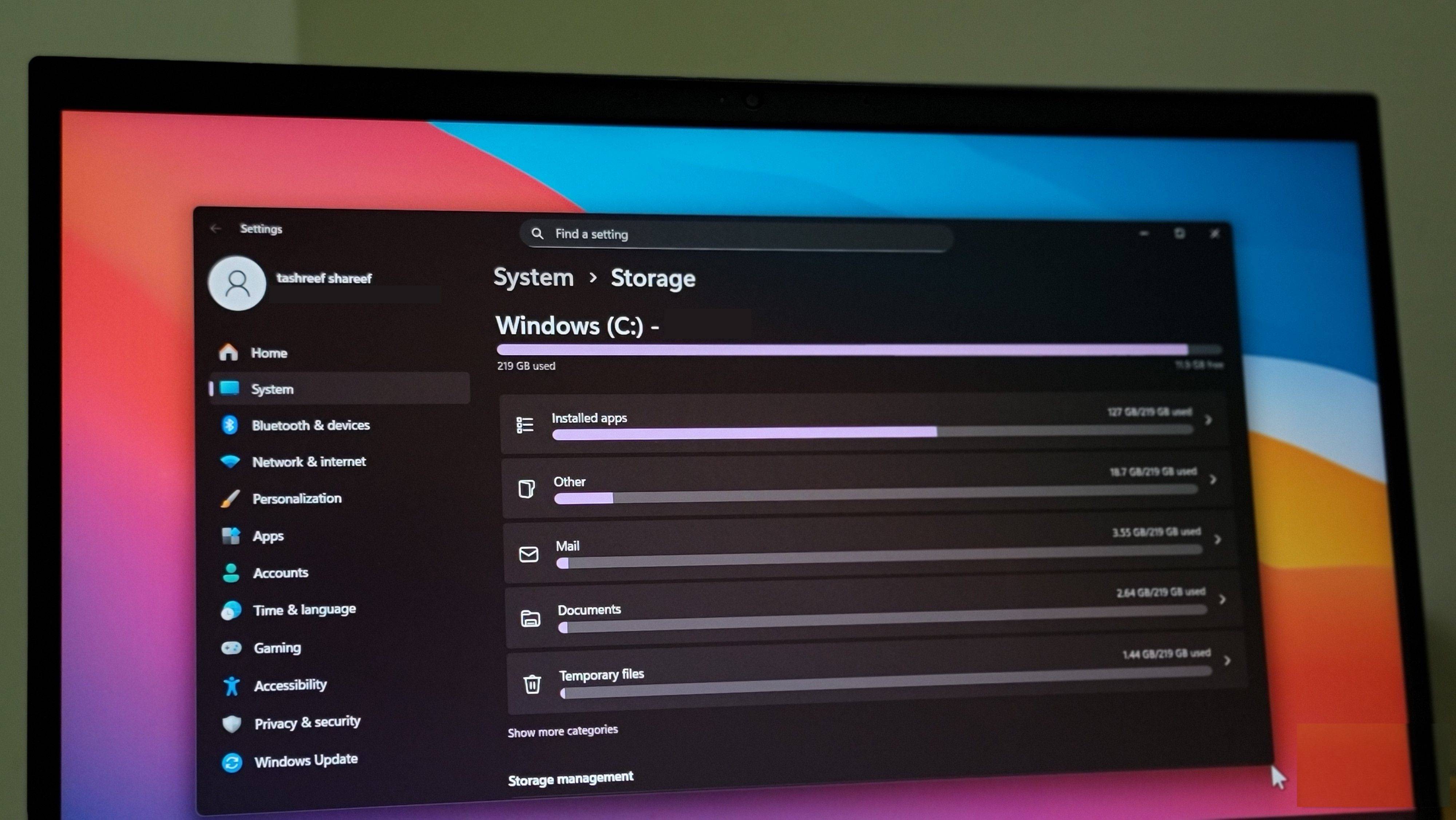 Tùy chọn Windows 11 Storage Sense đang mở trên laptop HP
