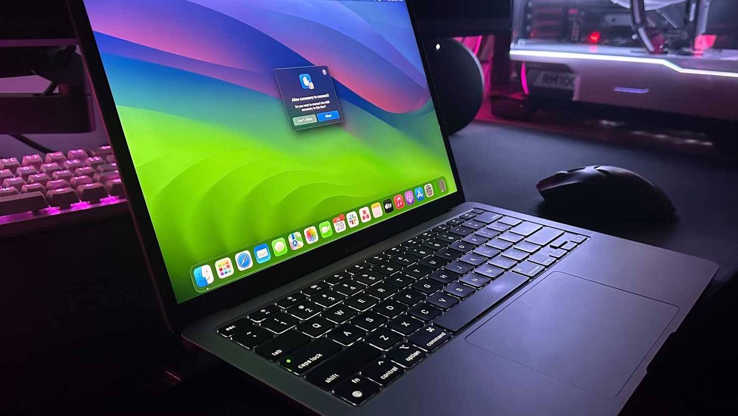 Kết nối chuột của bên thứ ba với MacBook Air trên bàn làm việc