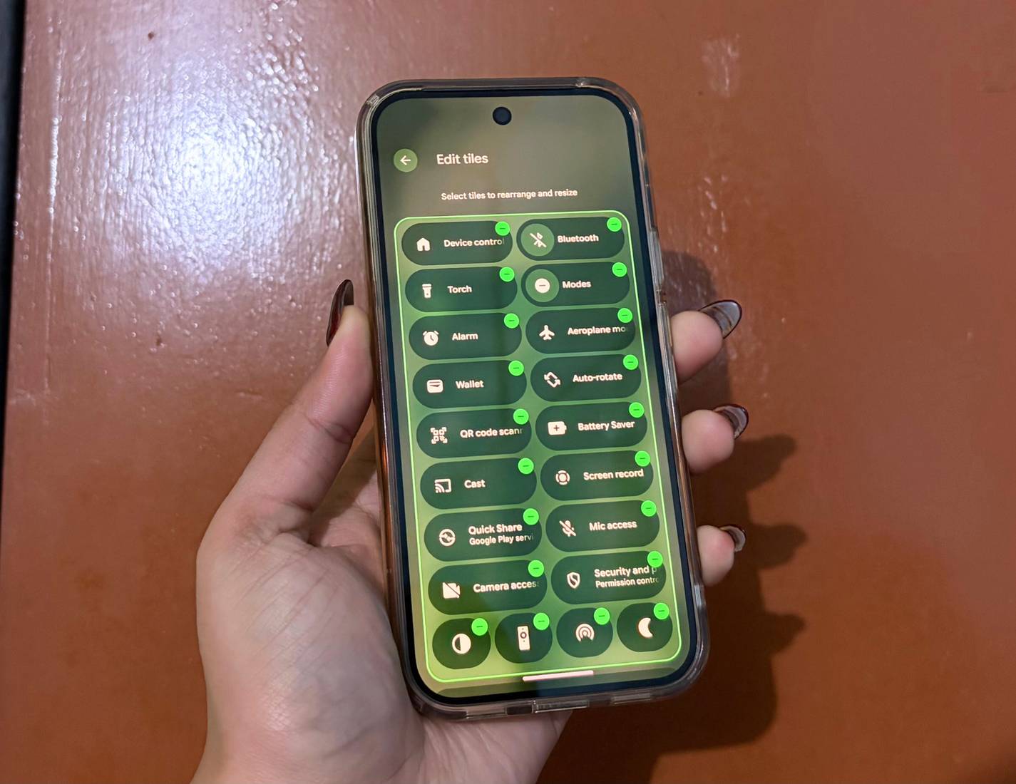 Chỉnh sửa tile trong bảng Quick Settings trên Google Pixel 10 Pro