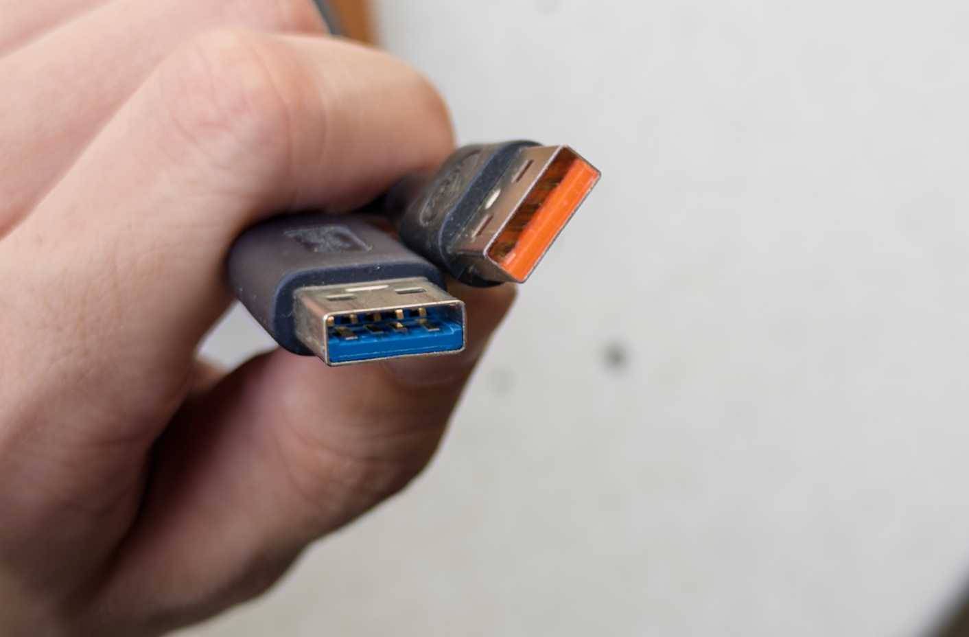 Ảnh cận cảnh đầu nối USB 3.0 và USB 2.0 cạnh nhau