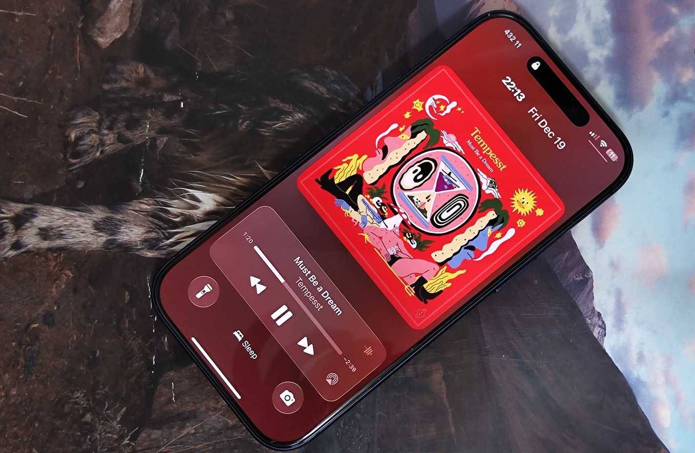 Màn hình khóa iPhone 17 Pro hiển thị nhạc trên Spotify