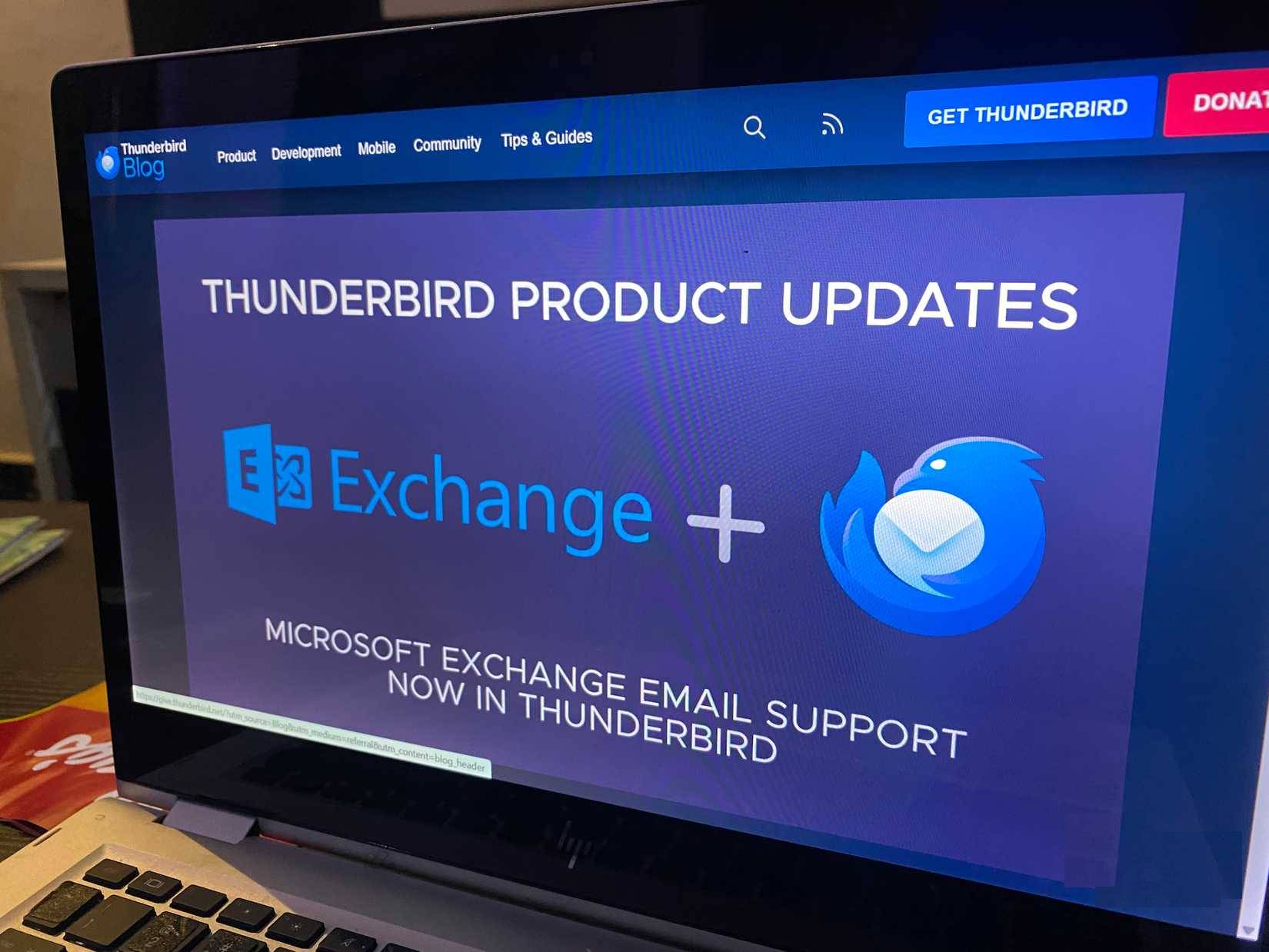 Màn hình laptop hiển thị bài đăng trên blog của Thunderbird thông báo về việc hỗ trợ email Microsoft Exchange mới