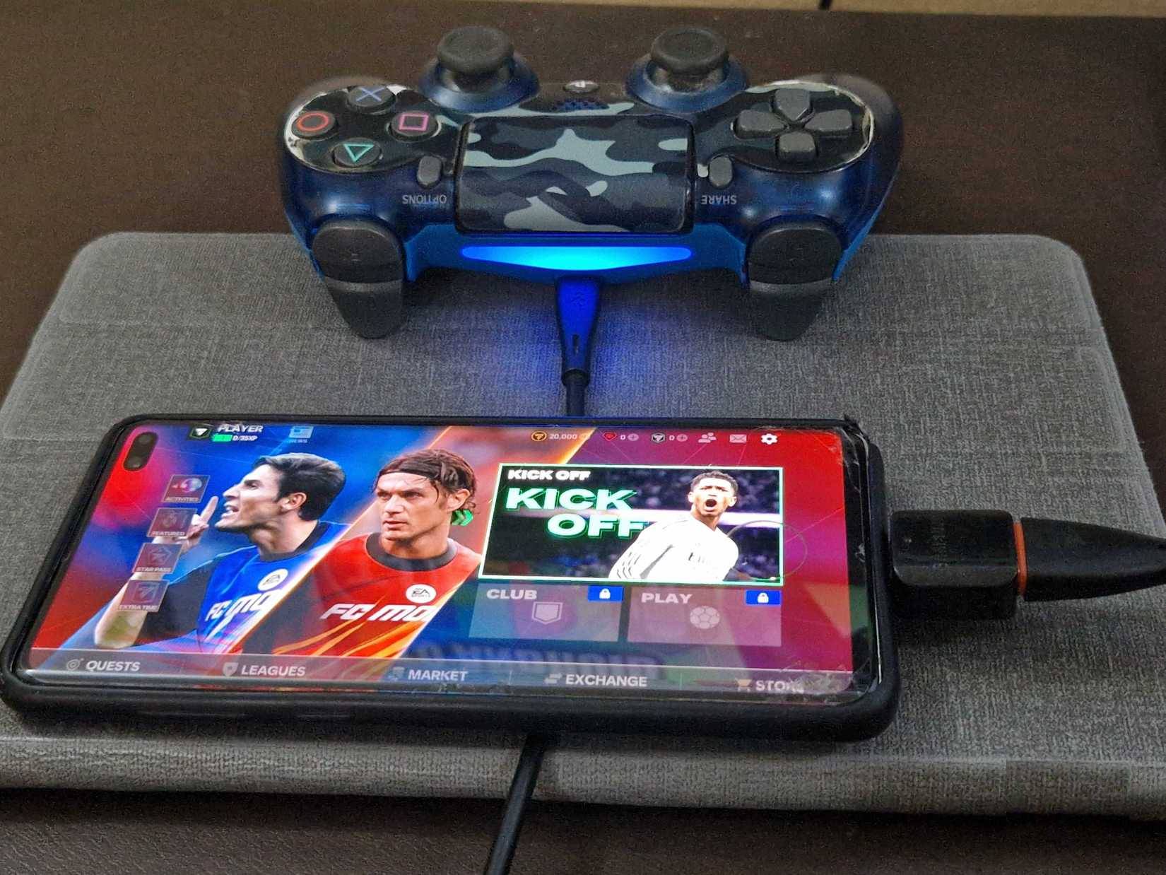 Tay cầm PS4 được cắm vào điện thoại thông minh thông qua adapter OTG và cáp USB