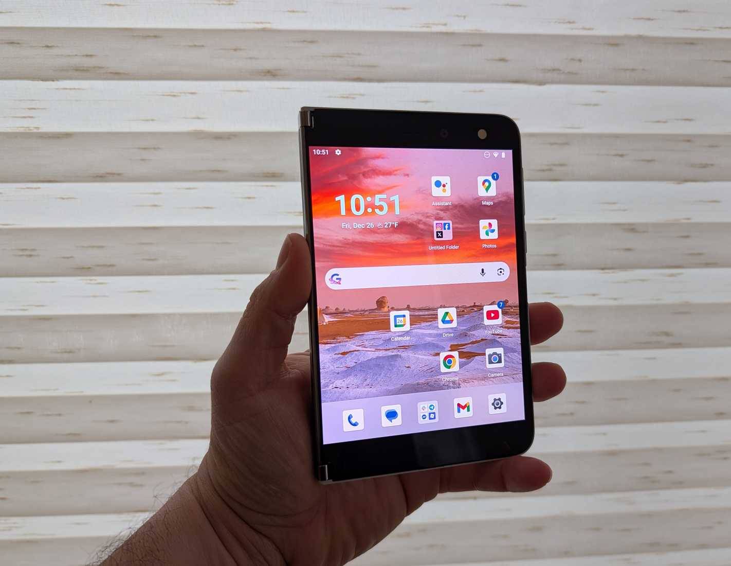 Surface Duo mở một nửa